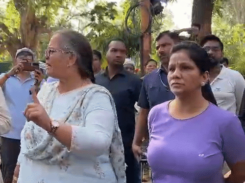 
                 लखनऊ की सड़कों पर गंदगी देख भड़के प्रभारी मंत्री:मेयर के साथ 4 वार्डों में देखी सफाई व्यवस्था; LSA पर 1 लाख का जुर्माना 
            