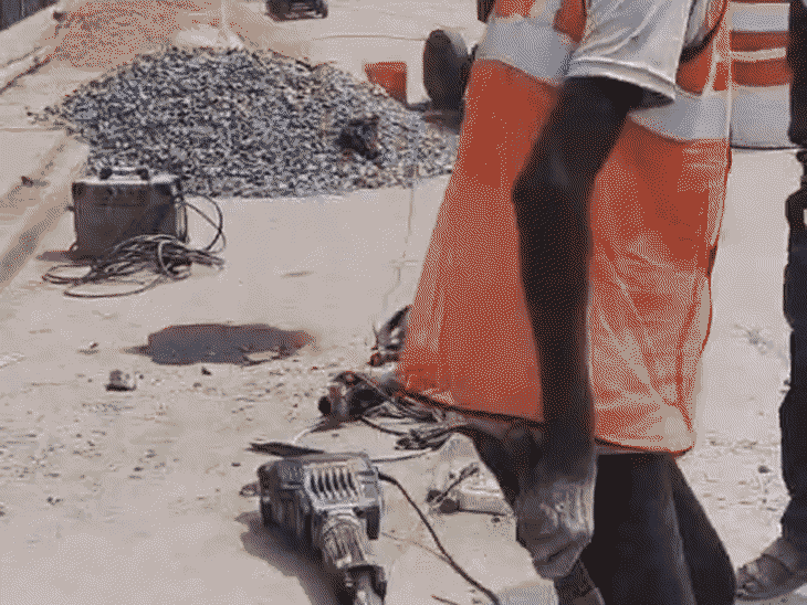 
                 राजघाट पुल पर दूसरे लेन का मर्रमत शुरू हुआ:5 मिनट की दूरी पूरी हो रही 30 मिनट में, 15 अप्रैल तक दोनों लेन खुलने के आसार 
            