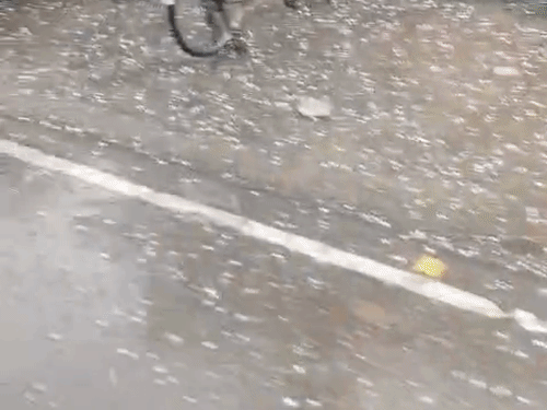 
                 ललितपुर में तेज आंधी-बारिश के साथ ओलावृष्टि:लोगों को गर्मी से मिली राहत, फसलों को नुकसान की आशंका 
            