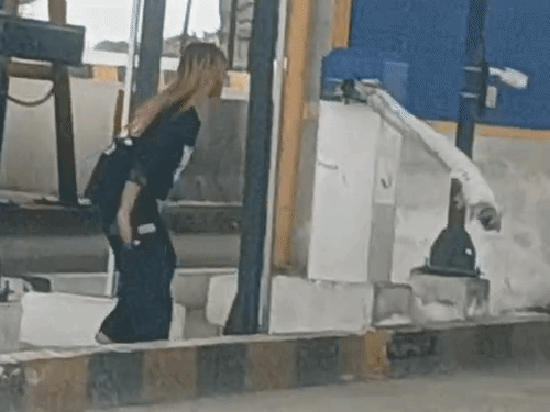 
                 टोल पर लड़की का 1 घंटे हाईवोल्टेज ड्रामा, VIDEO:झांसी में कार से उतरकर सारे बैरिकेड उखाड़े; लोगों ने रोका, तो गाली दी 
            