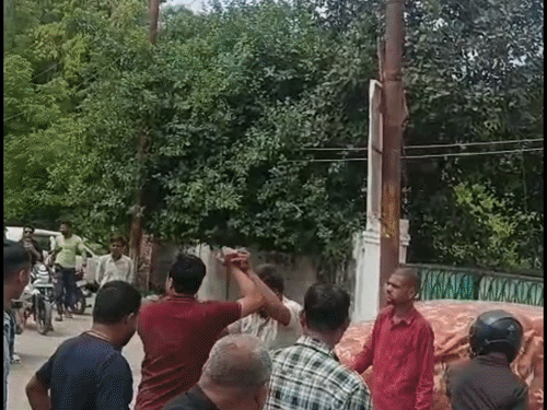 
                 हरदोई में पुलिस लाइन सामने 10 मिनट मारपीट:ऑटो चालक-बाइक सवार भिड़े, पुलिस मूकदर्शक बनी, VIDEO 
            