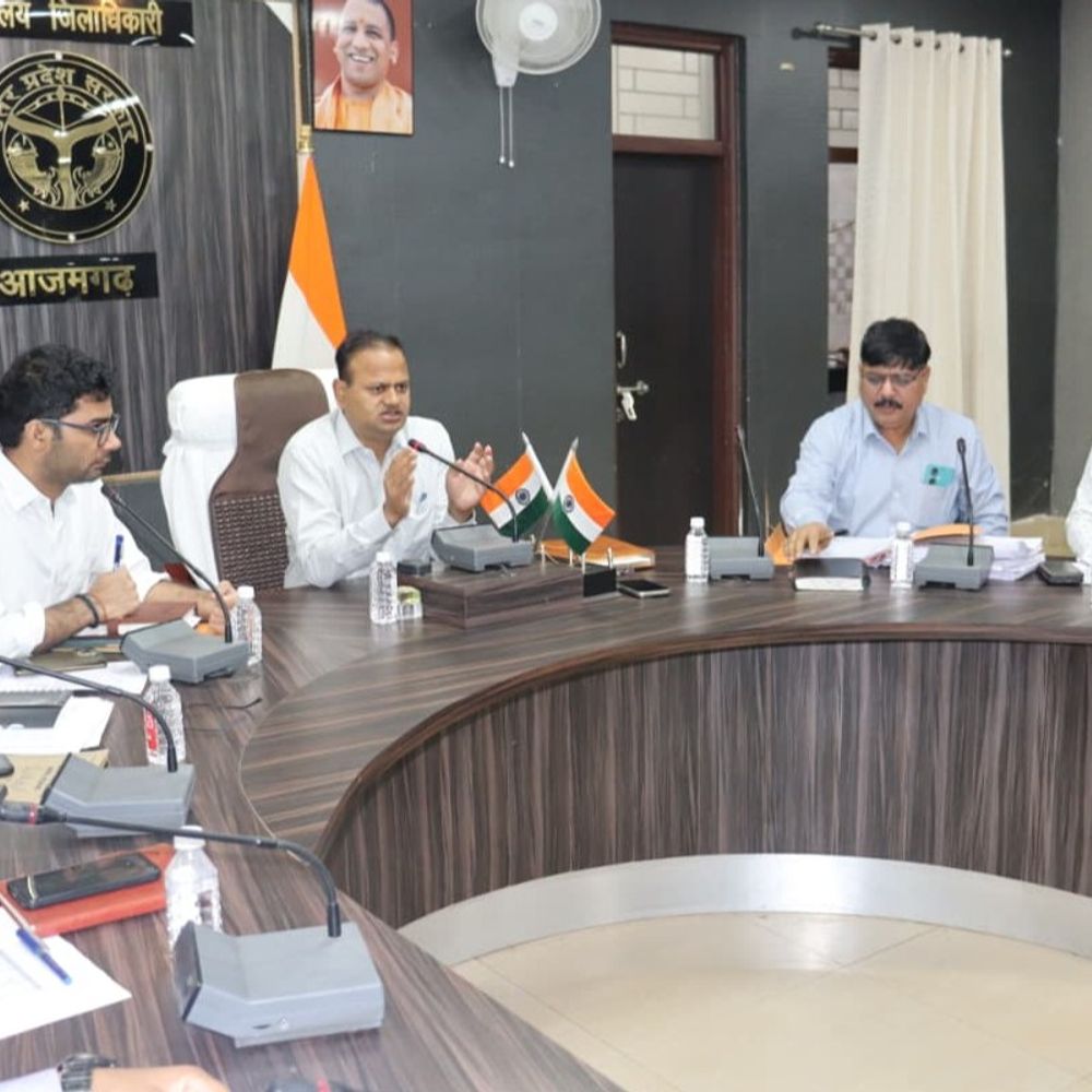 आजमगढ़ में फार्मर रजिस्ट्री पर सख्ती:सुबह 6:30 बजे कलेक्ट्रेट में बैठक, डीएम बोले- फर्जी रिपोर्ट पर होगी कार्रवाई