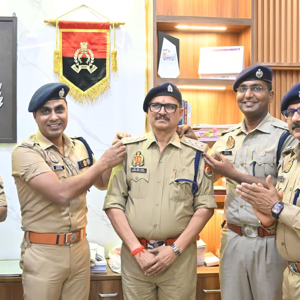 आजमगढ़ के इंस्पेक्टर का डीएसपी पद पर प्रमोशन:SSP ने स्टार लगा कर दी शुभकामनाएं, मुबारकपुर थाने पर तैनात हैं शशिमोली पाण्डेय
