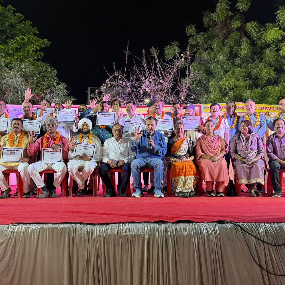 लखनऊ नवयुवक इंद्रलोक व्यापार मंडल का शपथ ग्रहण समारोह:अमरनाथ मिश्रा ने दिलाई शपथ , बोले- व्यापारी अर्थव्यवस्था की रीढ़, सरकार का सहयोग जरूरी