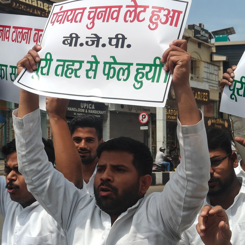 लखनऊ में समाजवादी छात्र सभा का हंगामा:पंचायती चुनाव की मांग को लेकर प्रदर्शन, सरकार पर मनमानी का आरोप लगाया