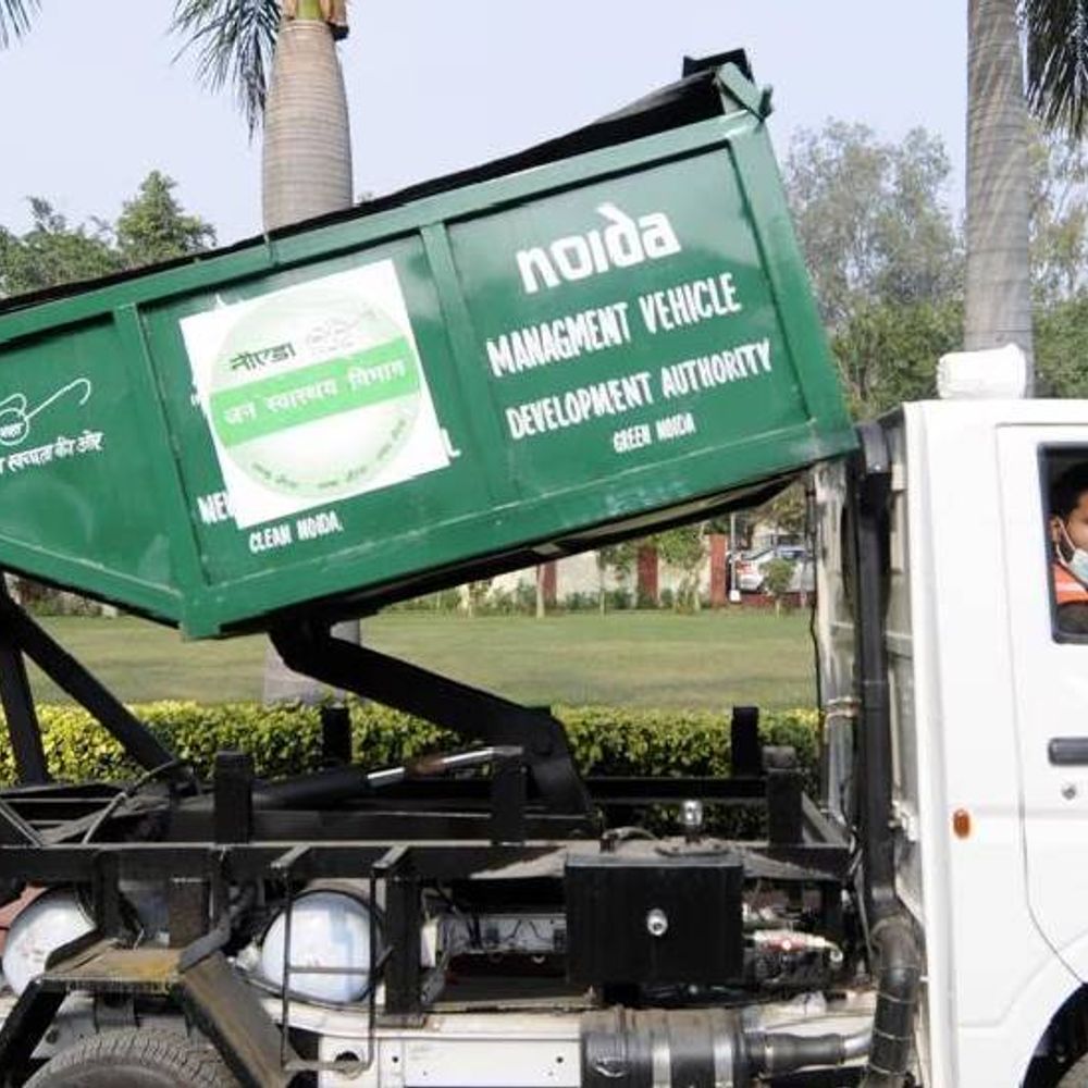 नोएडा में कूड़ा उठाने वाली कंपनी पर 10.38 लाख जुर्माना:सात दिन में नहीं चली 157 गाड़ियां, 1.29 लाख घरों से नहीं उठाया कूड़ा
