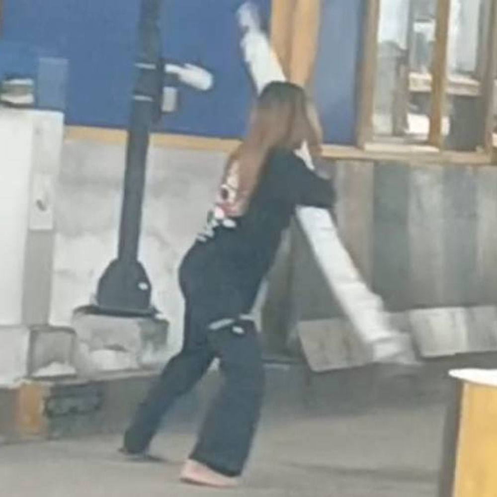 
                 नशे में धुत युवती ने टोल के बेरिकेड उखाड़ फेकें…VIDEO:झांसी में बोली- मोबाइल चोरी हुए, कैमरे दिखाओ, एक घंटे तक हाई वोल्टेज ड्रामा किया 
            