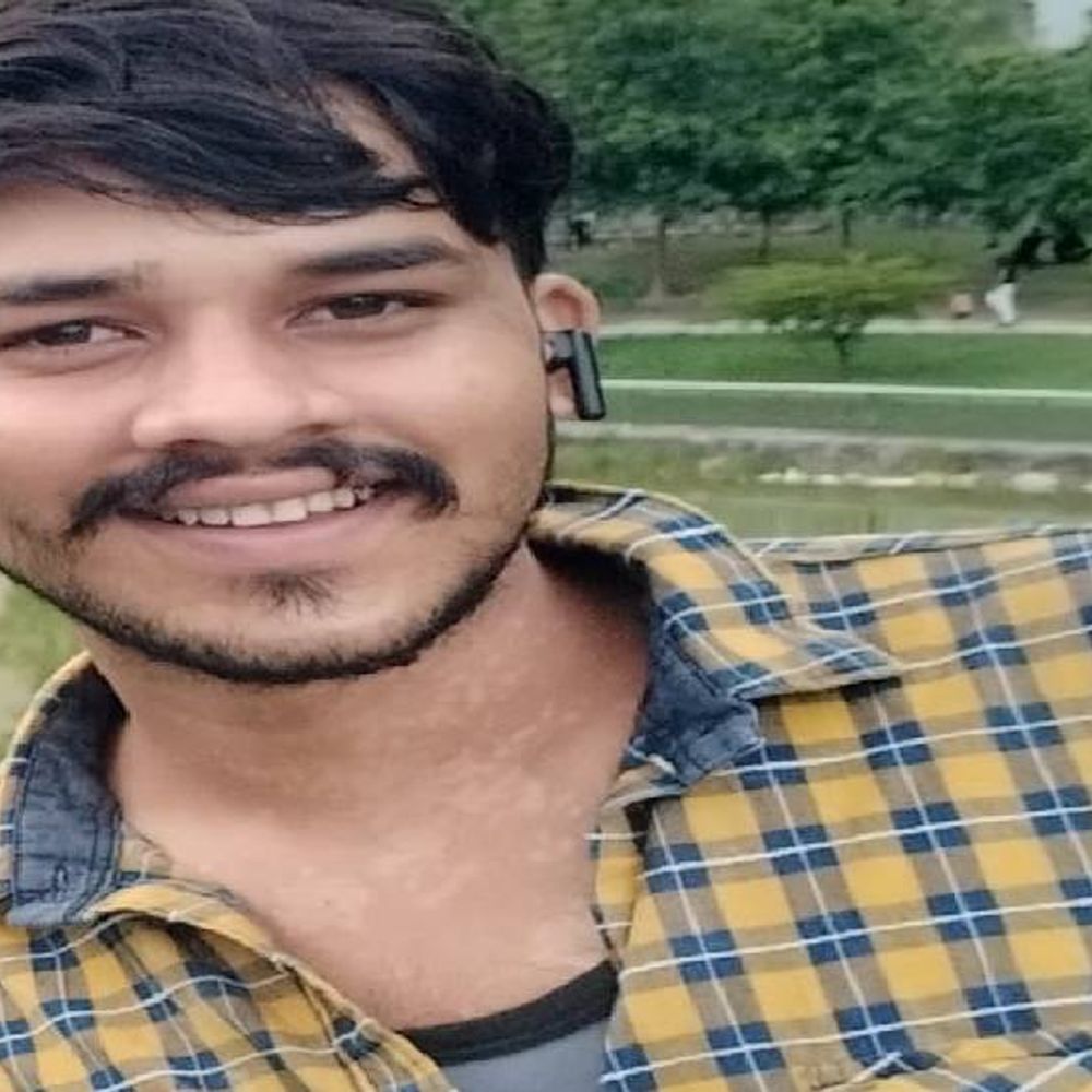 झांसी में दोस्त की सगाई में आए युवक की मौत:बेकाबू कार ने बाइक सवार को उखाड़ा, 30 अप्रैल को बड़े भाई की शादी