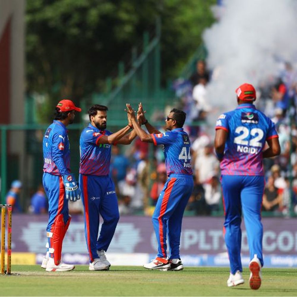 IPL में DC vs MI:मुंबई का दूसरा विकेट गिरा, मुकेश ने रिकेल्टन के बाद तिलक को आउट किया, MI का स्कोर 32/2