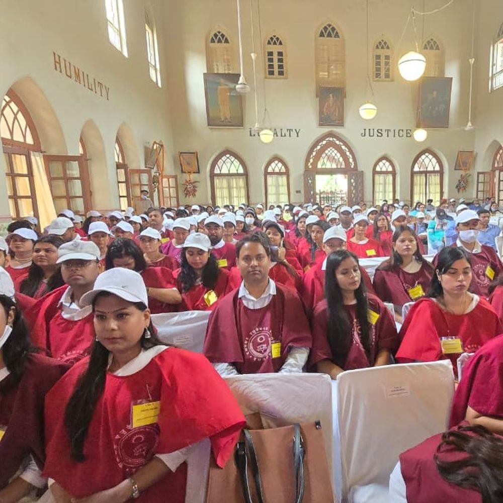 दयालबाग एजुकेशनल इंस्टीट्यूट का दीक्षांत समारोह:मेधावियों को मिले 90 पदक, मुख्य अतिथि बोले- चुनौतियों से आगे बढ़ अवसरों को खोजे