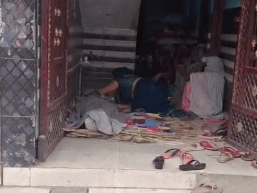 
                 मेरठ में देसी शराब पीने से 3 की मौत:आबकारी विभाग ने शराब के सैंपल को लैब भेजा, ठेका सील; गांव में पुलिस फोर्स तैनात 
            