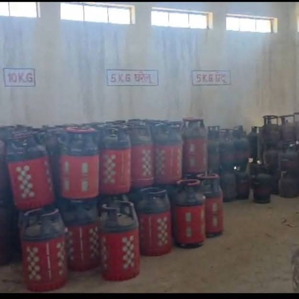 अमेठी की प्रकाश गैस एजेंसी बंद:सप्लाई विभाग को 1266 सिलेंडरों का अंतर मिला, थाने में दी गई तहरीर