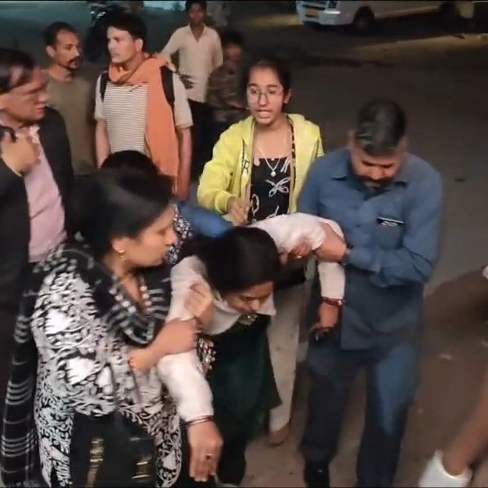 नैनीताल में ब्रेक फेल होने से पलटी ट्रैवलर:गाजियाबाद से घूमने आए 17 टूरिस्ट घायल, 2 की हालत गंभीर