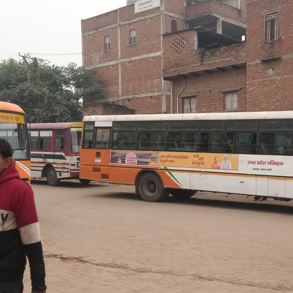 अब डेबिट कार्ड से मिलेगा बस टिकट:जौनपुर डिपो की बसों में जल्द शुरू होगी सुविधा, परिचालकों को मिलेगा प्रशिक्षण