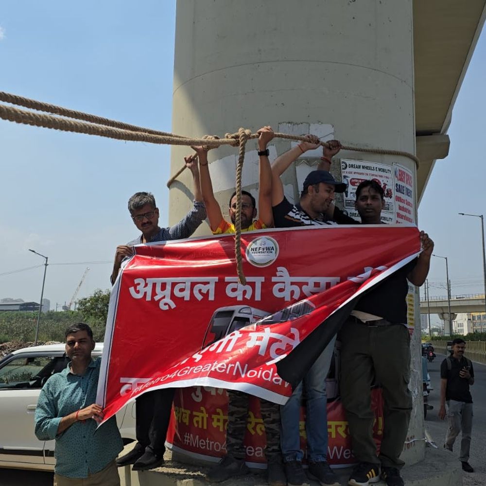 ग्रेटर नोएडा वेस्ट मेट्रो DPR रद्द, निवासियों का प्रदर्शन:पिलर को रस्सी से खींचकर अनोखे तरीके से जताया विरोध