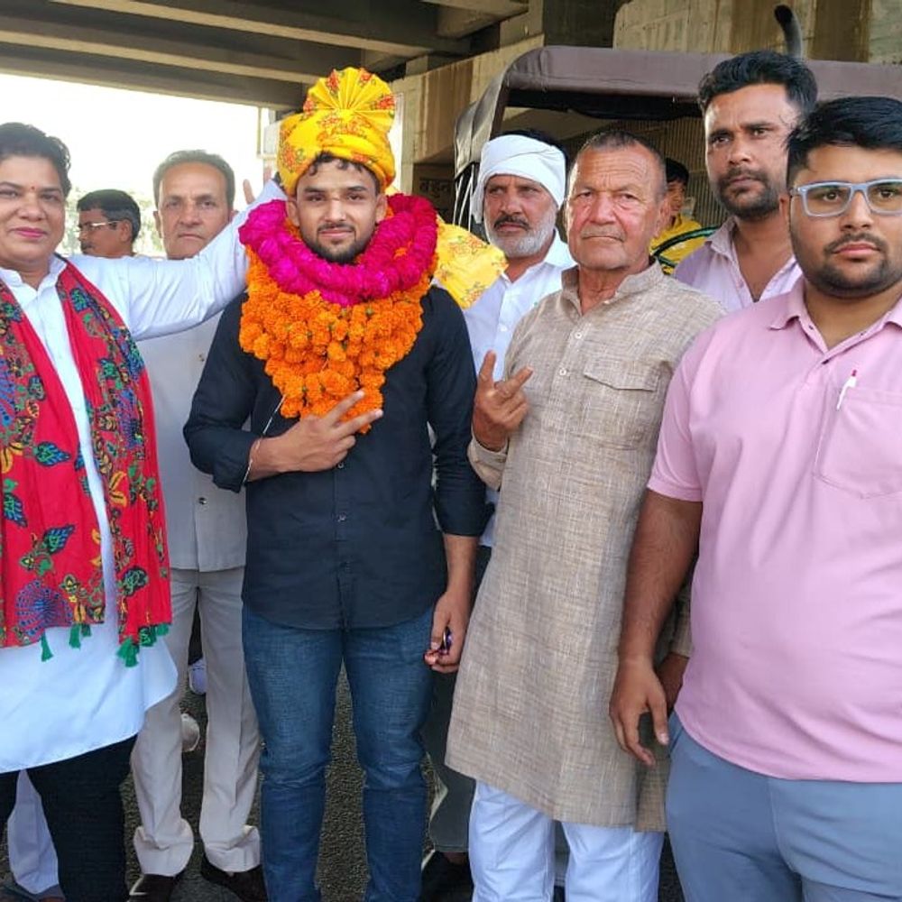 वाराणसी में जीते पदक, मुजफ्फरनगर लौटे पहलवानों का स्वागत:अंडर-20 कुश्ती में दो स्वर्ण, एक रजत; ढोल-नगाड़ों से हुआ अभिनंदन