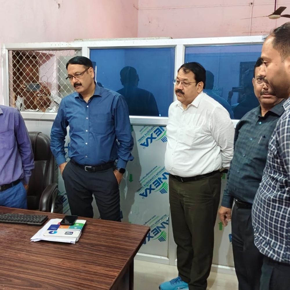 डीएम ने मेंहदावल पशु अस्पताल निर्माण में खराब ईंटें पाईं:गुणवत्ता जांच समिति गठित, एक सप्ताह में रिपोर्ट प्रस्तुत करने के निर्देश