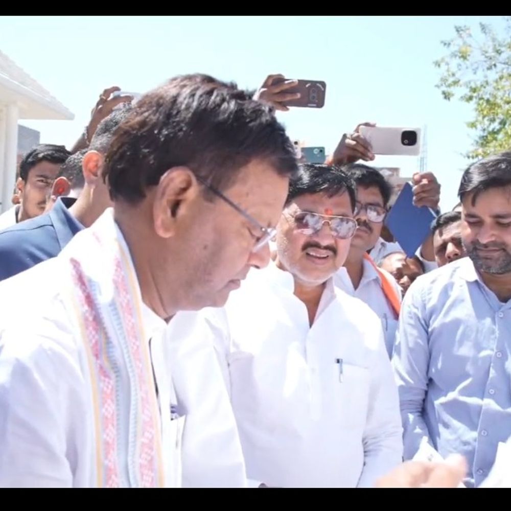 ग्राम रोजगार सेवकों ने पंकज चौधरी के आवास पर प्रदर्शन:महराजगंज में 8 महीने से सैलरी नहीं आने भुगतान की मांग