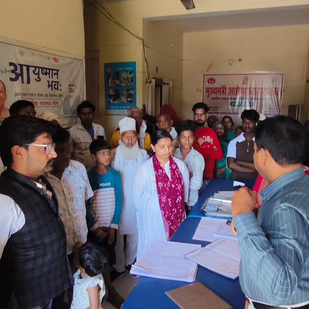 श्रावस्ती में CMO ने प्राथमिक स्वास्थ्य केंद्रों को निरीक्षण किया:4 कर्मियों का वेतन रोका, साफ-सफाई और स्टाफ व्यवस्था पर जताई नाराजगी
