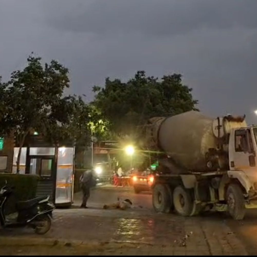 
                 लखनऊ में ट्रक ने युवक को कुचला:घटना CCTV में हुई कैद; पुलिस ने शव को पोस्टमार्टम के लिए भेजा 
            