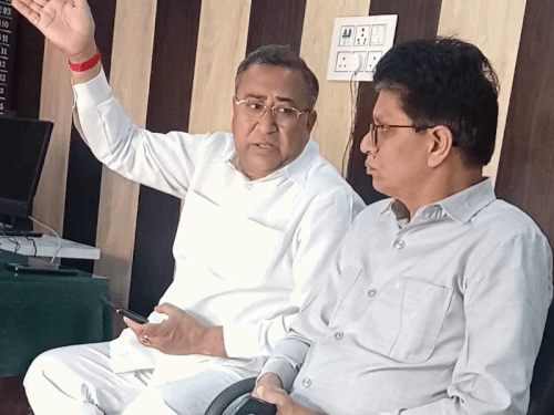 
                 सर्राफा कारोबारी के बैग से 12 लाख रुपए उड़ाए:देवबंद के कारोबारी अनिल गुप्ता के साथ हुई घटना, सीसीटीवी कैमरे खंगाल रही पुलिस 
            