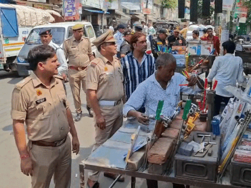 
                 मेरठ में अतिक्रमण को बुलडोजर ने तोड़ा:छतरी वाले पीर से घंटाघर तक चला अभियान, दुकानदारों ने खुद भी हटाया 
            