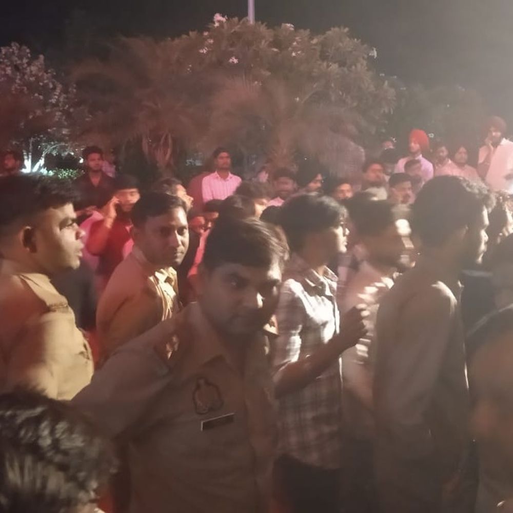 बरेली में सुनंदा शर्मा के शो में हंगामा:फ्यूचर यूनिवर्सिटी में सेलिब्रिटी को देखने उमड़ी भीड़ से सुरक्षा घेरा टूटा, पुलिस ने हल्का बल प्रयोग किया