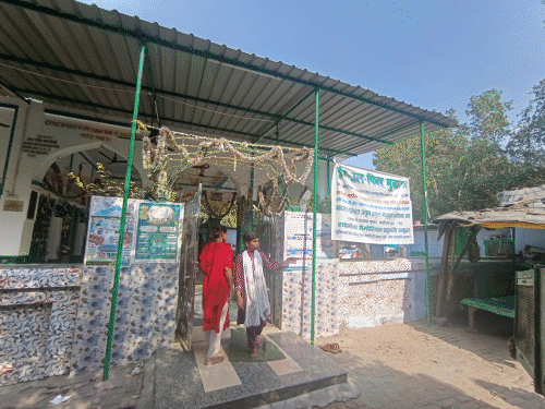 
                 KGMU में मजारों पर 4 अप्रैल की डेडलाइन खत्म:पांच मजारों को हटाने के लिए लगाई गई थी नोटिस 
            