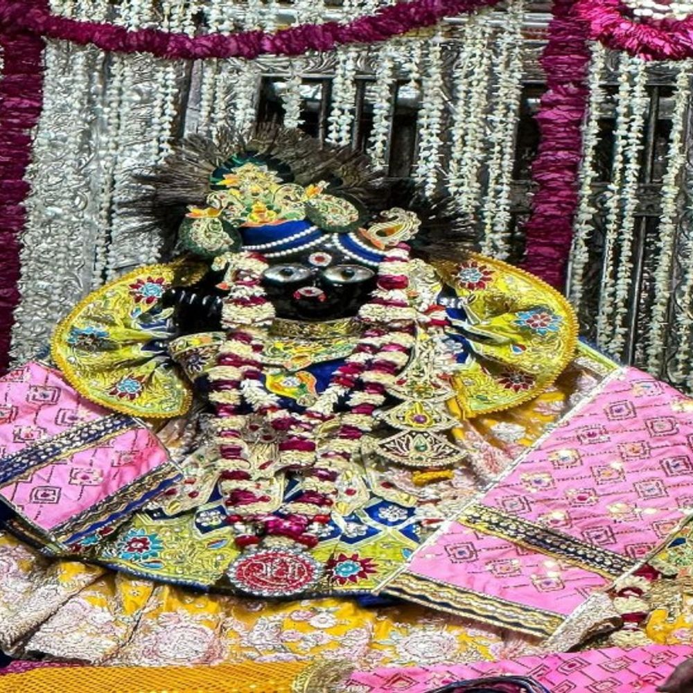 बांके बिहारी मंदिर में जूते पहन कर पहुंचा पुलिस कर्मी:भीड़ के बीच बिगड़ी श्रद्धालु की तबियत, वीडियो हुआ वायरल