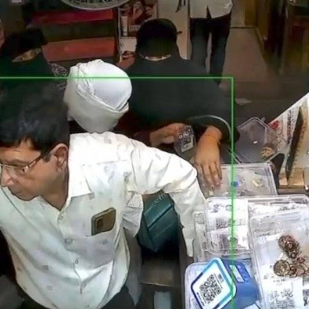 मुजफ्फरनगर में बुर्का पहने महिलाओं ने दुकानों से की चोरी:ज्वेलरी समेत हजारों का सामान चुराया, वारदात CCTV में कैद