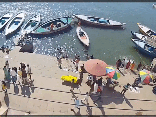 
                 वाराणसी में गंगा स्नान के दौरान डूबने लगा युवक, VIDEO:NDRF जवान ने 5 सेंकेड में लगा दी छलांग, सुरक्षित निकाला बाहर 
            