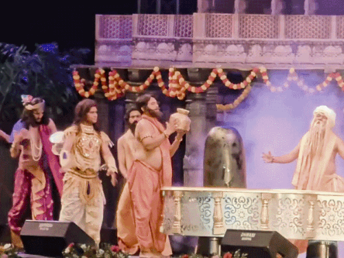 
                 काशी में विक्रमादित्य महानाट्य का समापन:निदेशक बोले- CM मोहन यादव ने विक्रमादित्य के पिता का रोल किया था, 1 लाख लोग पहुंचे 
            