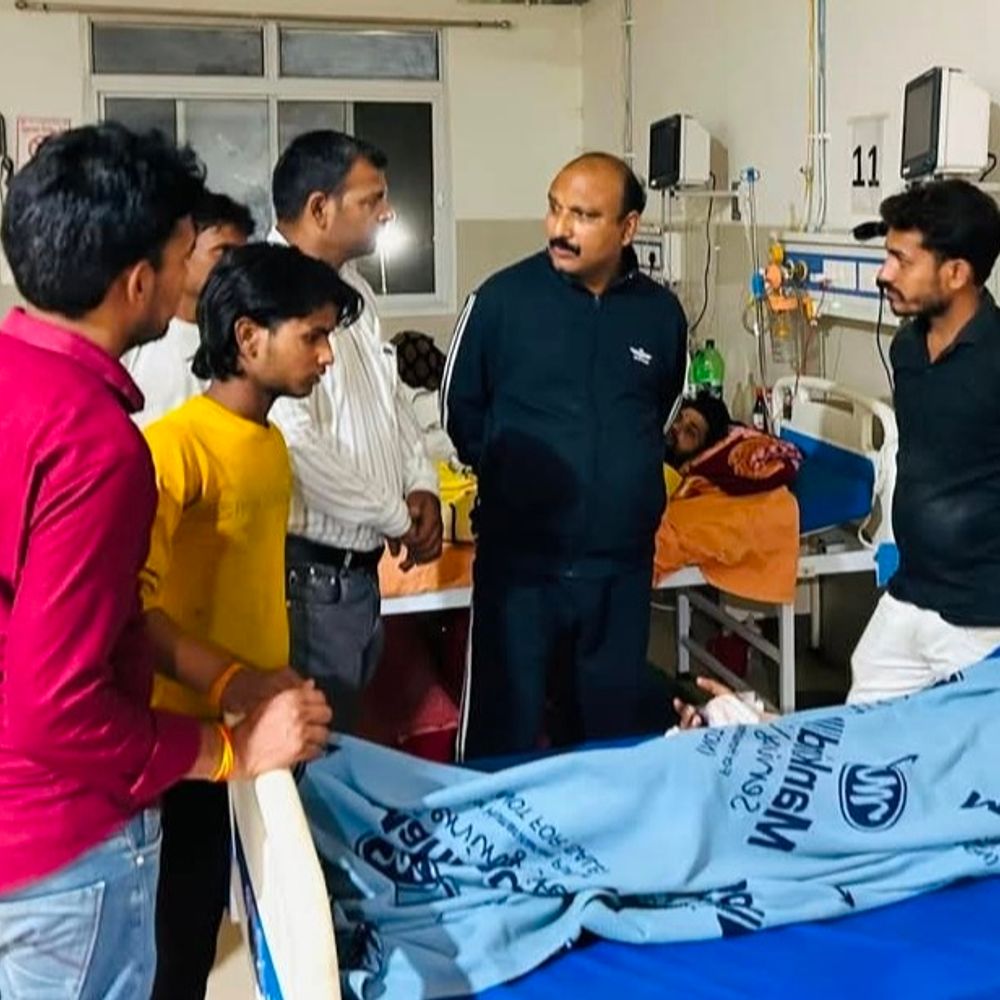 आंधी-बारिश से दूसरी मंजिल की दीवार गिरी:हरदोई में नीचे सो रहे 7 लोग हुए घायल, भाजपा नेता ने जाना हाल