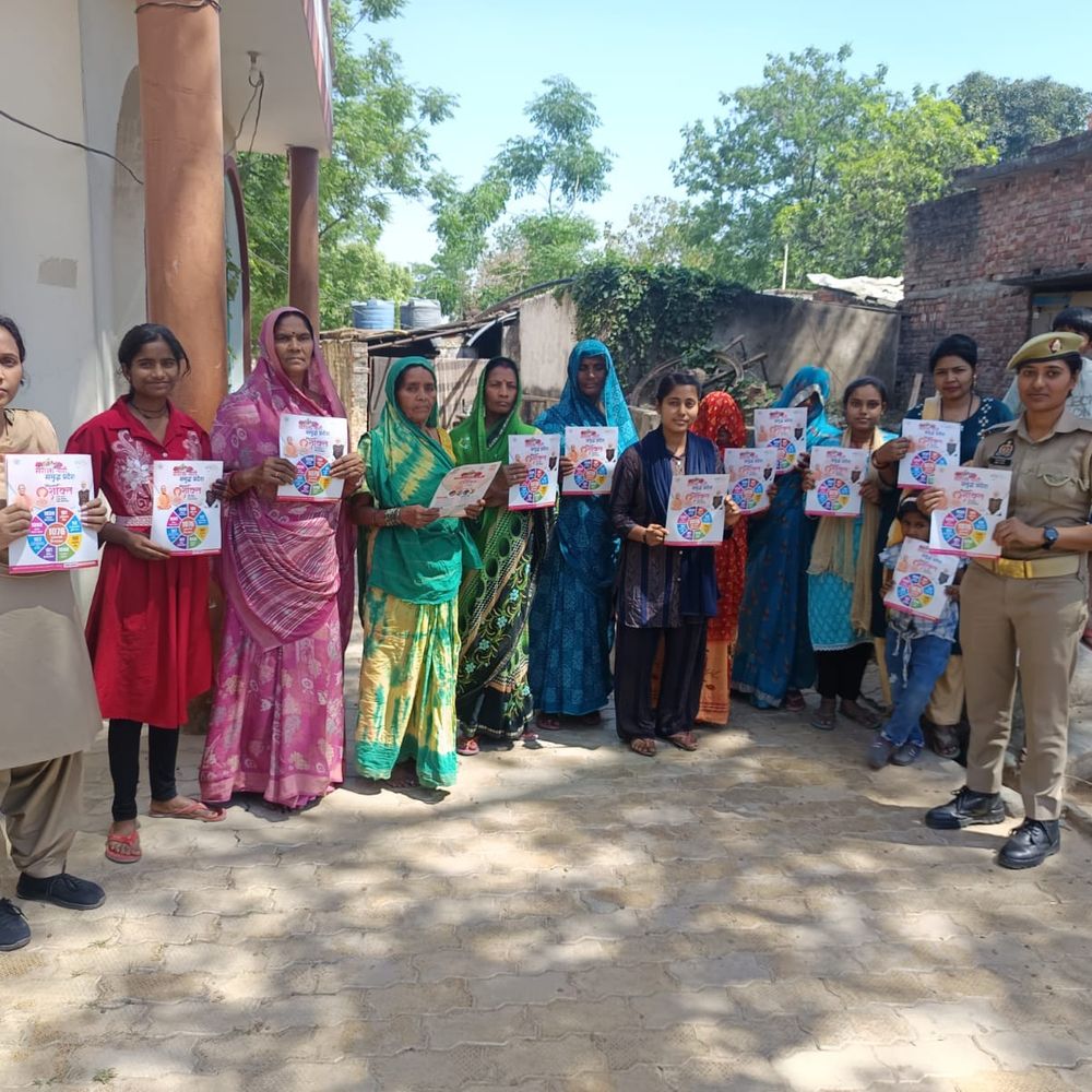 विगाही गांव में महिलाओं को किया जागरूक:मिशन शक्ति के तहत पुलिस ने अधिकारों, सुरक्षा उपायों की दी जानकारी