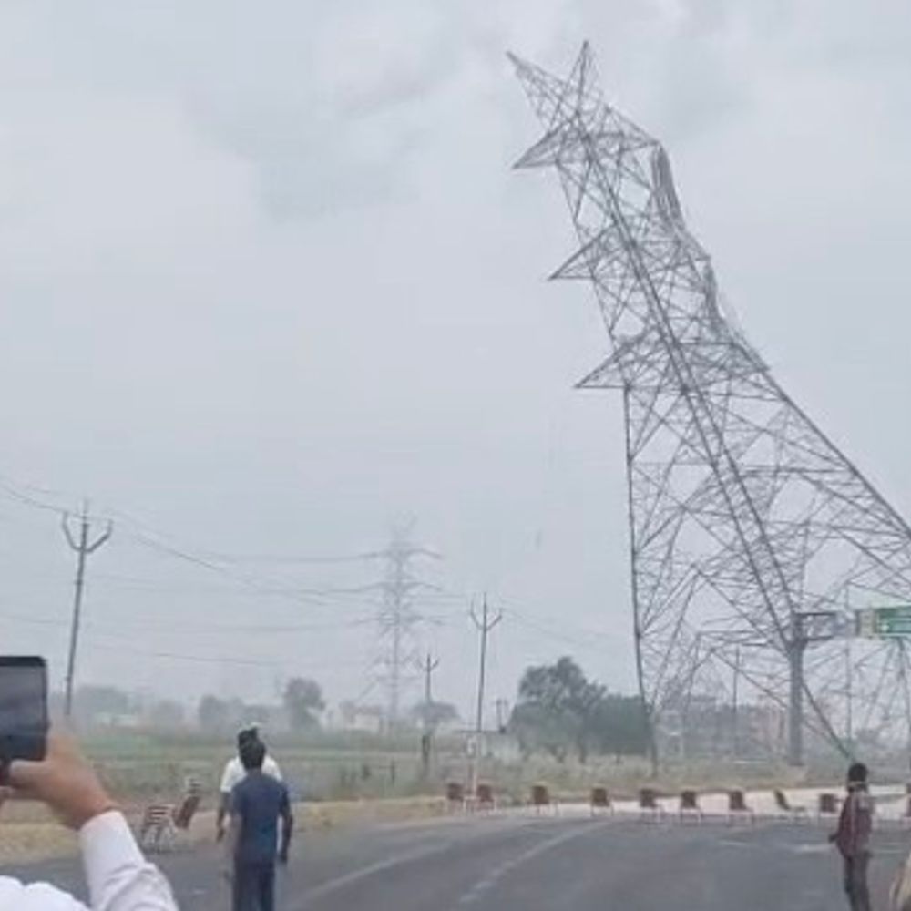 मेरठ-करनाल हाईवे पर टावर गिराया गया:NHAI ने प्रशासन की मौजूदगी में बाधा हटाई, निर्माण में तेजी आएगी