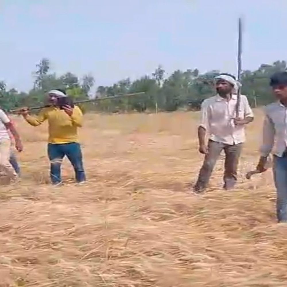 
                 शाहजहांपुर में दो पक्षों में जमकर मारपीट, VIDEO:लाठी-डंडे चले, गोली चलाने का आरोप; दो लोग घायल 
            