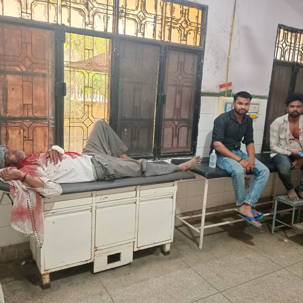 रास्ते के विवाद में पिता-दो बेटों पर लाठी-डंडों से हमला:हालत गंभीर, विपक्षी ने जबरन गाड़ी निकालने की कर रहा था कोशिश