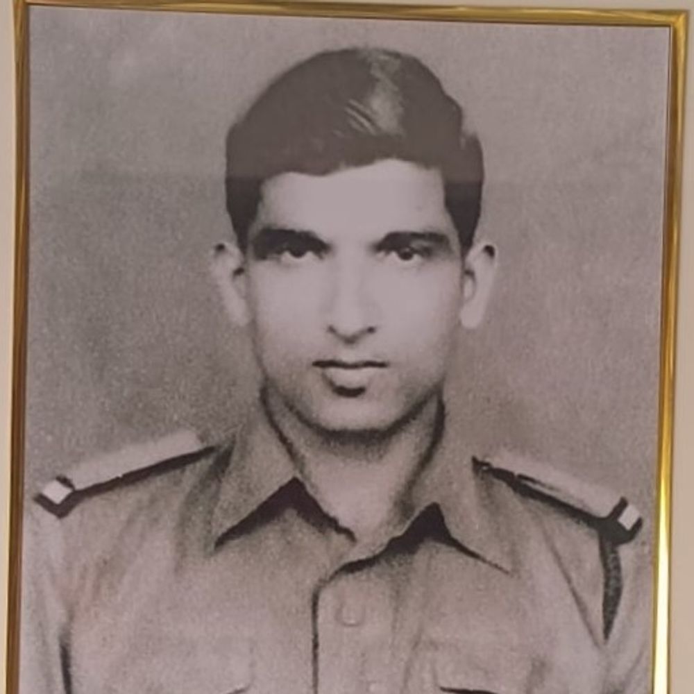 अयोध्या में करीब 8.24 लाख से बने शहीद द्वार:शहीद का नाम गलत अंकित, लापरवाही पर सवाल, विधायक की फटकार के बाद बोर्ड हटा