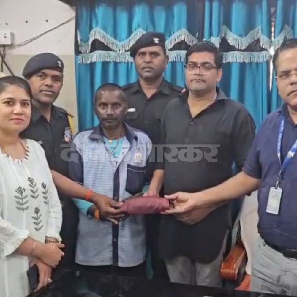 सफाई कर्मचारी केदार ने लौटाया महिला मरीज का पर्स:कीमती जेवर और दस्तावेज से भरा पर्स अधिकारियों को सौंपा, अस्पताल प्रबंधन ने सम्मानित किया