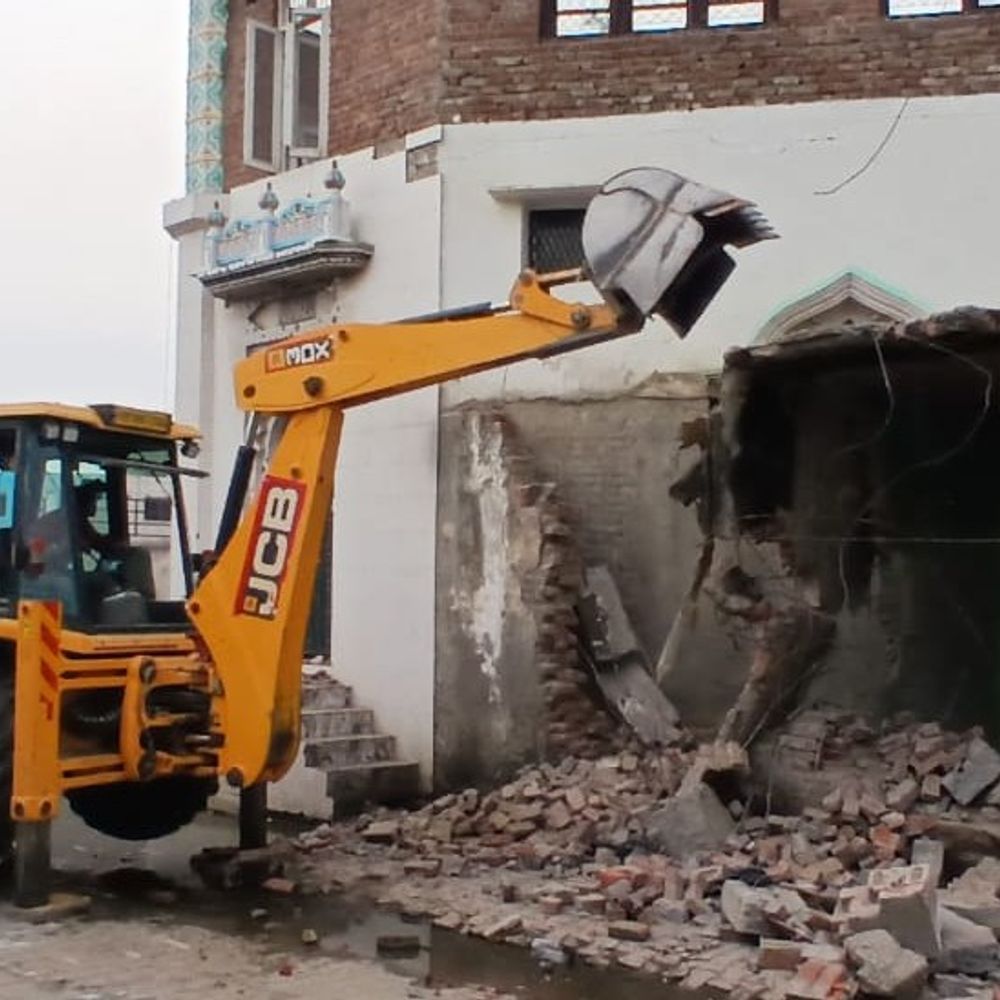 
                 संभल में मदरसा-मस्जिद और 5 दुकानों पर चला बुलडोजर:4 बीघा सरकारी भूमि पर अवैध कब्जा, 20 घंटे में पूरा अवैध निर्माण हटेगा 
            