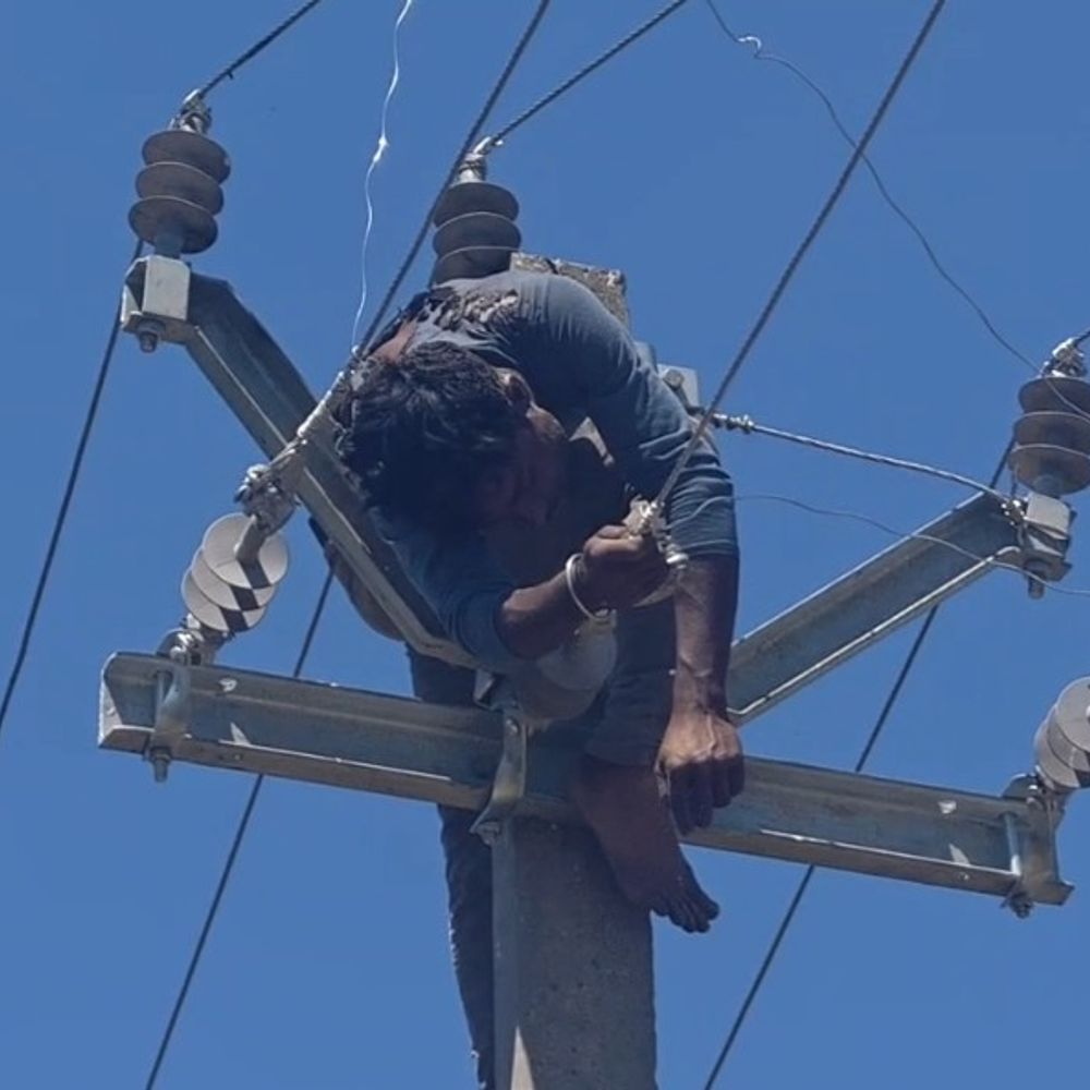 खंभे पर चढ़े लाइनमैन की करंट से मौत:श्रावस्ती में काम करते समय अचानक शुरू हो गई सप्लाई, काफी देर चिपका रहा