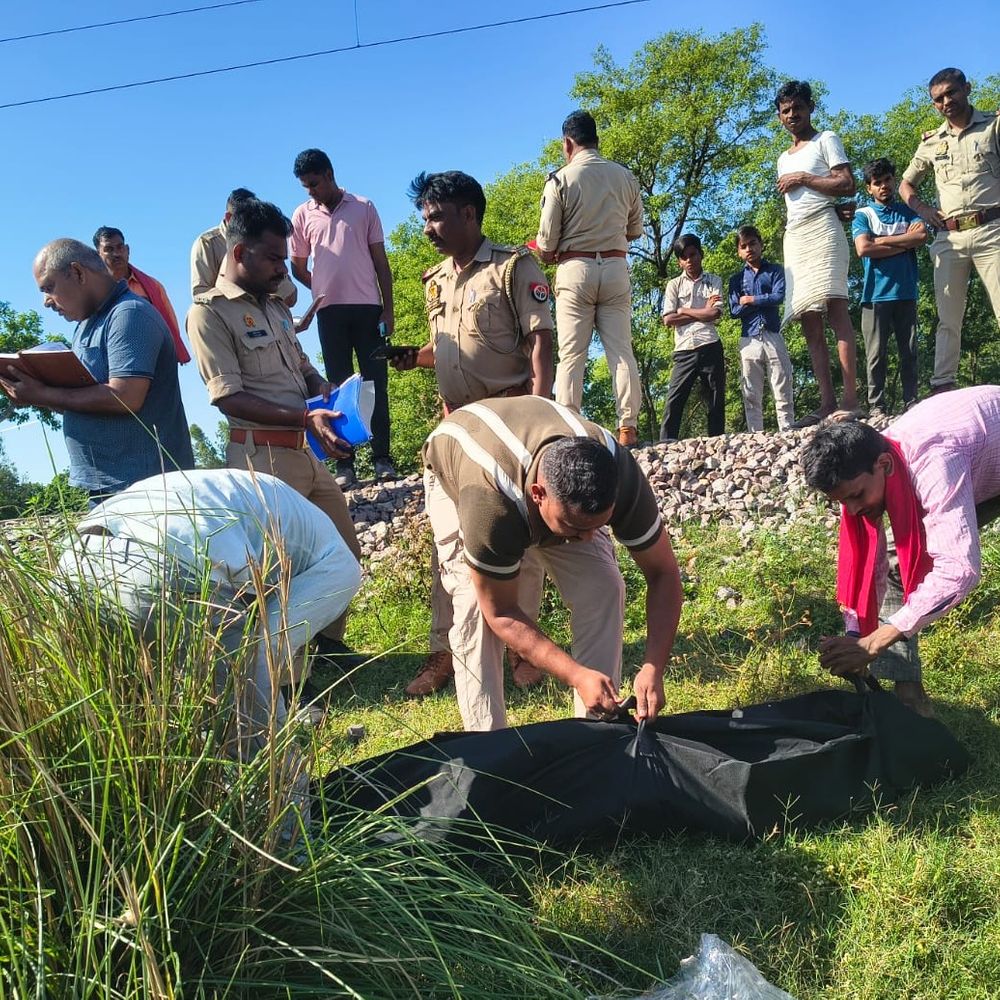फतेहपुर में रेलवे ट्रैक किनारे मिला अज्ञात युवक का शव:शिनाख्त नहीं, पुलिस जांच में जुटी