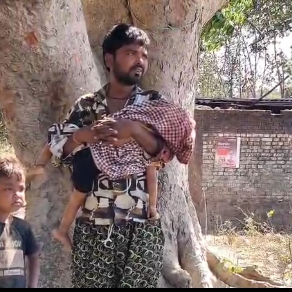 तेज रफ्तार कार ने 2 वर्षीय मासूम को रौंदा:देवरिया में मौके पर मौत, आरोपी चालक फरार; सड़क किनारे खेल रहा था मासूम