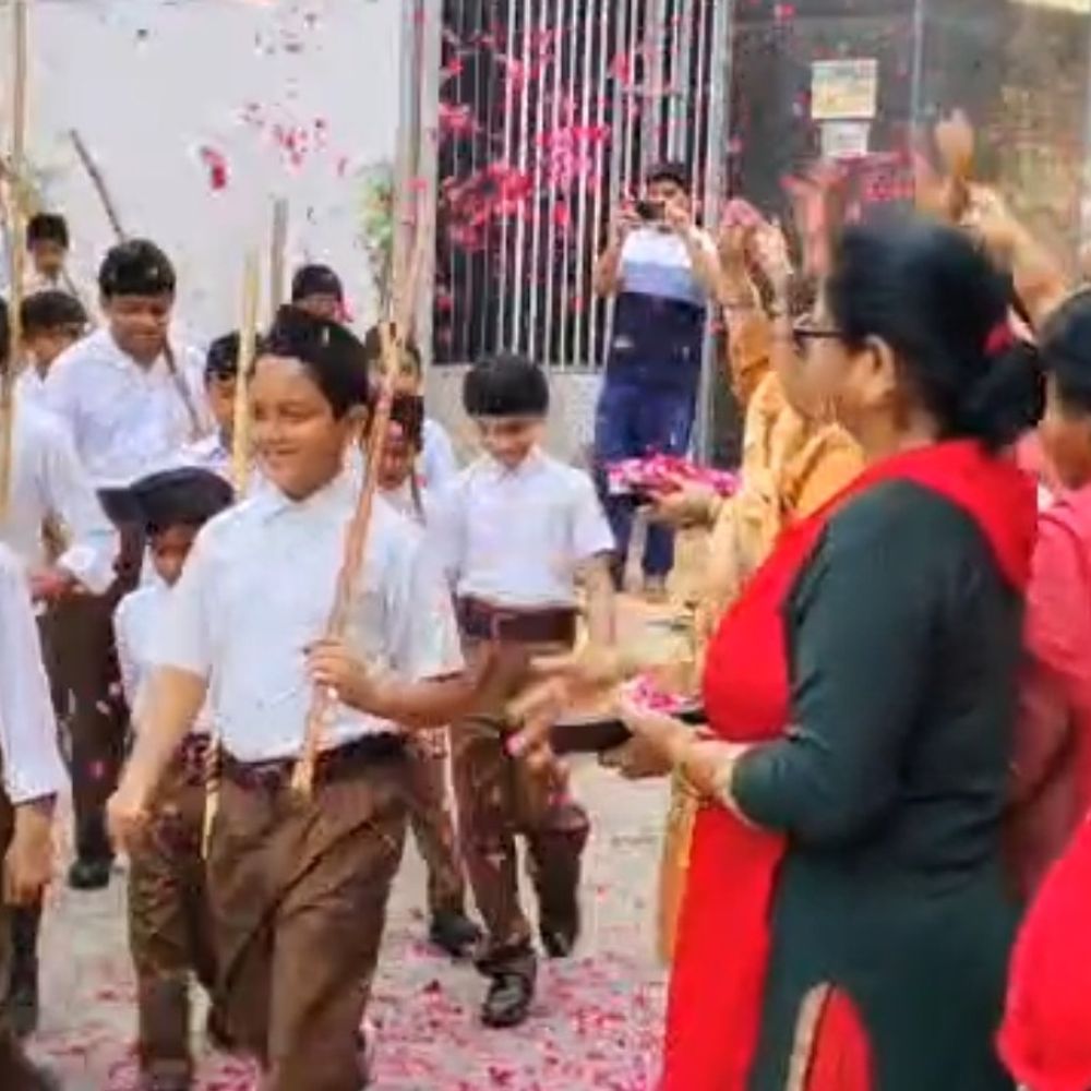 संभल में आरएसएस का पथ संचलन निकला:शताब्दी वर्ष और हिंदू नववर्ष पर पूर्ण गणेश में दिखे स्वयंसेवक, बीजेपी जिलाध्यक्ष ने पुष्पवर्षा की