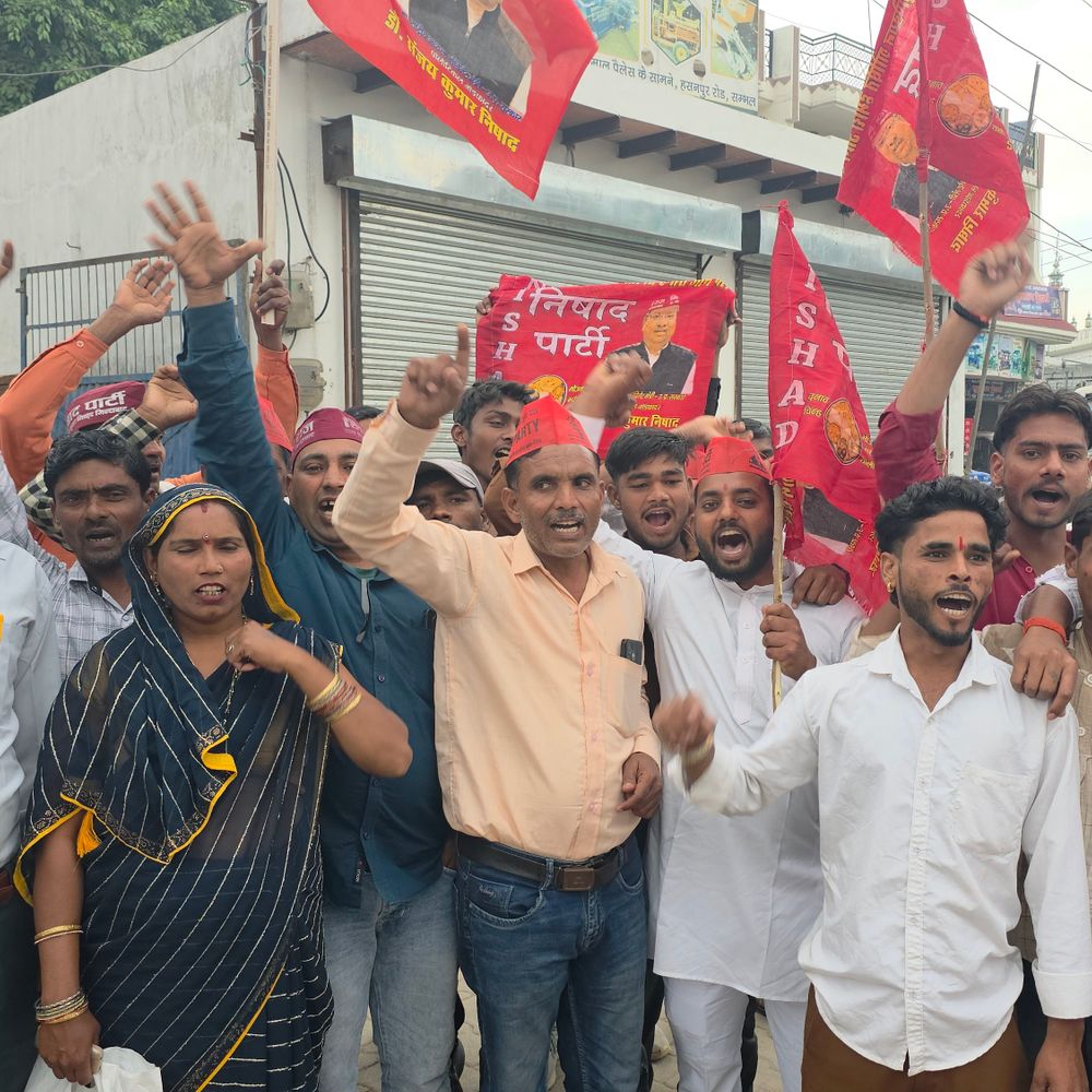 निषाद पार्टी कार्यकर्ताओं को बस से उतारा...अधिवेशन में नहीं पहुंचे:कहा- ड्राइवर ने ₹13,000 मांगे; ARTO पर लापरवाही का आरोप, प्रदर्शन