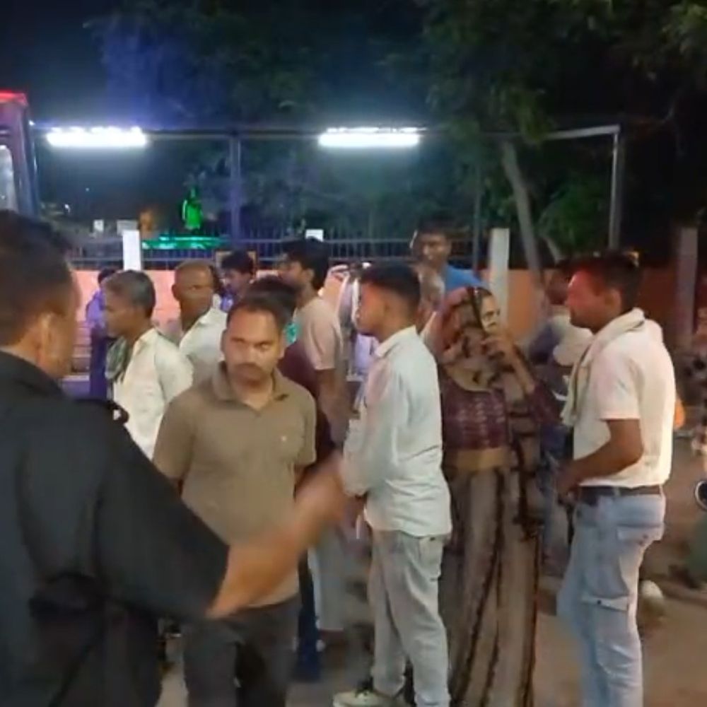 फिरोजाबाद हाईवे पर वाहन ने मारी टक्कर:ट्रैक्टर सवार एक की मौत, हादसे में दूसरा गंभीर घायल