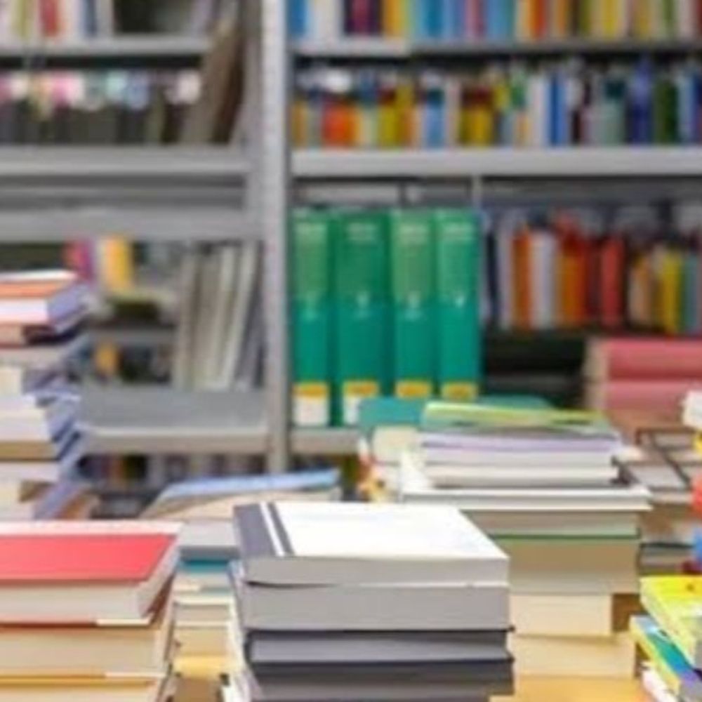 अभिभावकों पर प्राइवेट बुक्स खरीदने का स्कूल बना रहे दबाव:आगरा के तीन स्कूलों में होगी जांच, माध्यमिक शिक्षा परिषद के निर्देश का हो रहा उल्लंघन