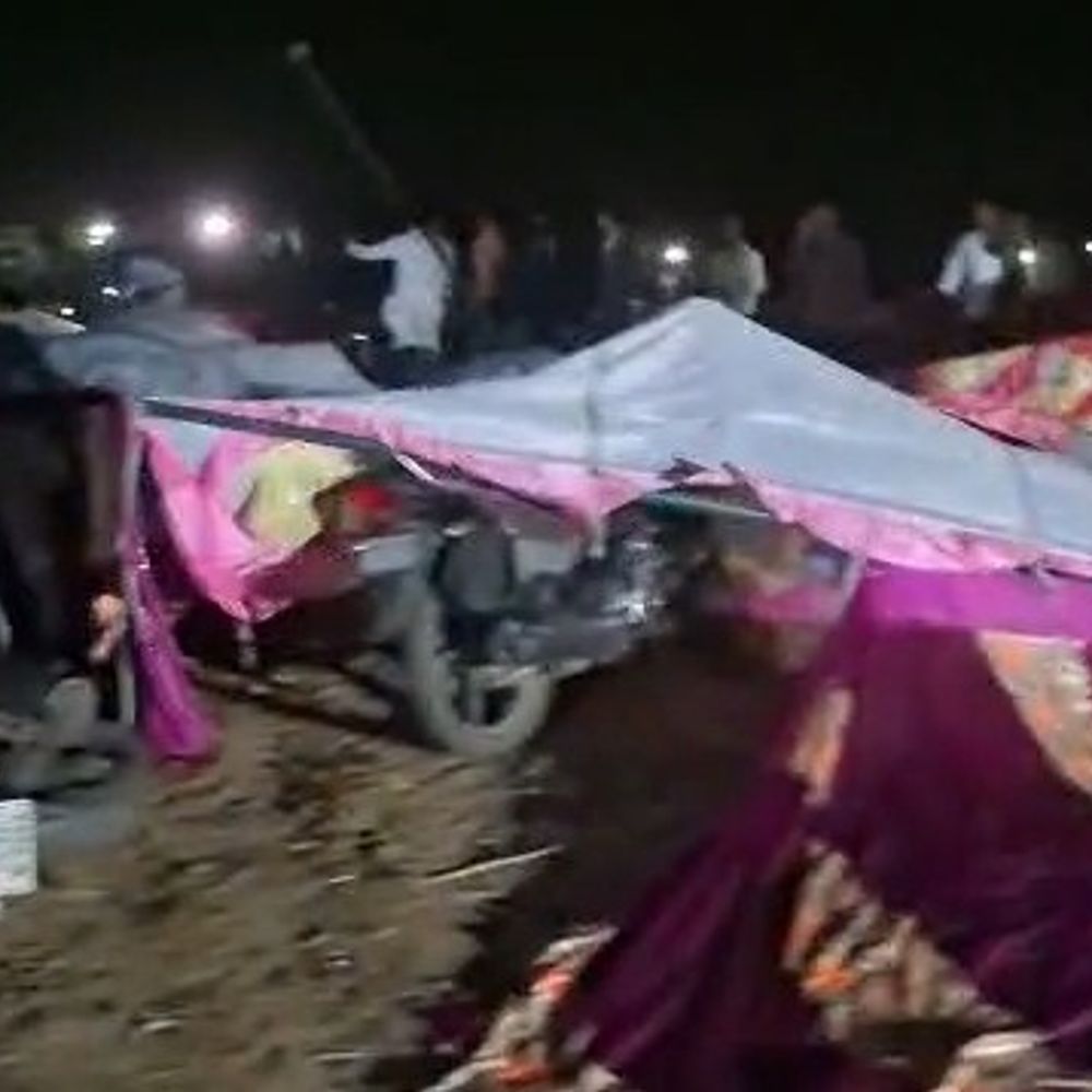 गोंडा में आंधी-बारिश से टेंट उखड़े, वेटर घायल:शादी समारोह में नुकसान, छप्पर पर गिरा पेड़, 20MM बारिश दर्ज, 24 घण्टे अलर्ट