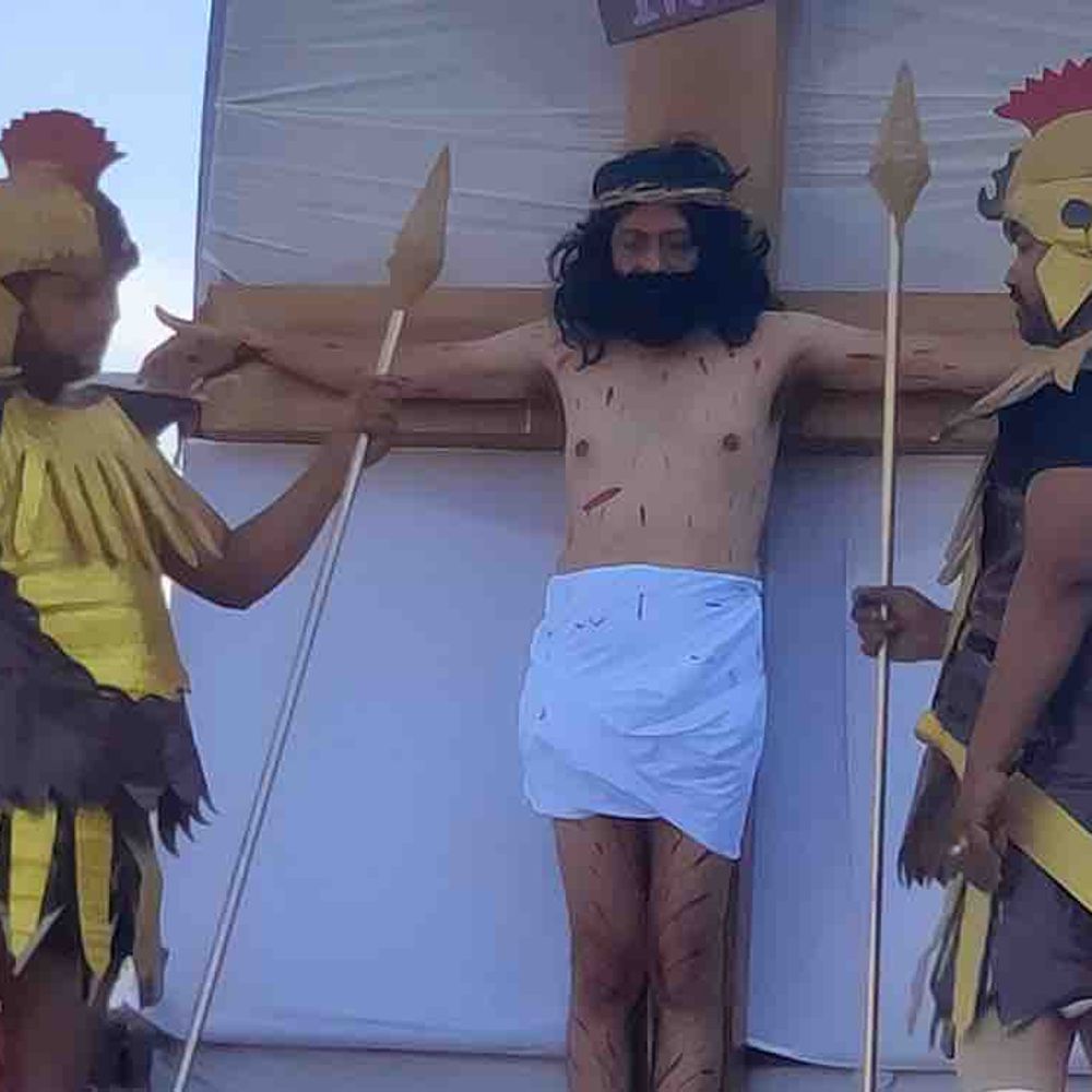 गोरखपुर में ईस्टर पर हुई विशेष प्रार्थना:निकली भव्य जीवंत झांकी, सैकड़ों की संख्या में पहुंचे श्रद्धालु