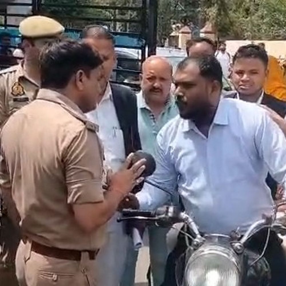 कलेक्ट्रेट गेट पर एसपी ट्रैफिक का अभियान:मॉडिफाइड साइलेंसर पर कार्रवाई, वकीलों से हुई नोकझोंक